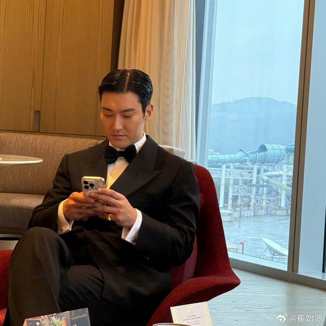 Behind-the-scenes cut of Siwon (Super Junior)