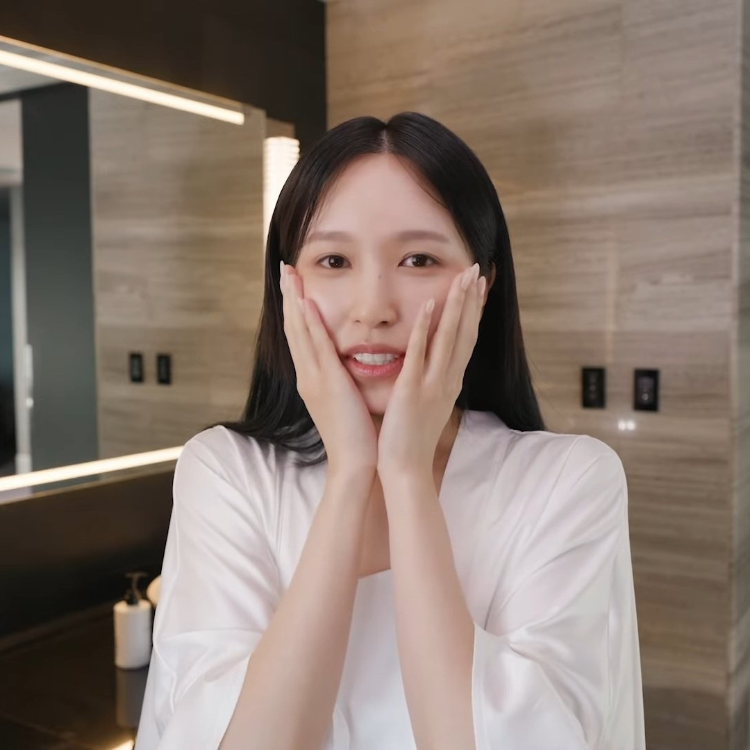 Behind-the-scenes cut of Mina (TWICE)