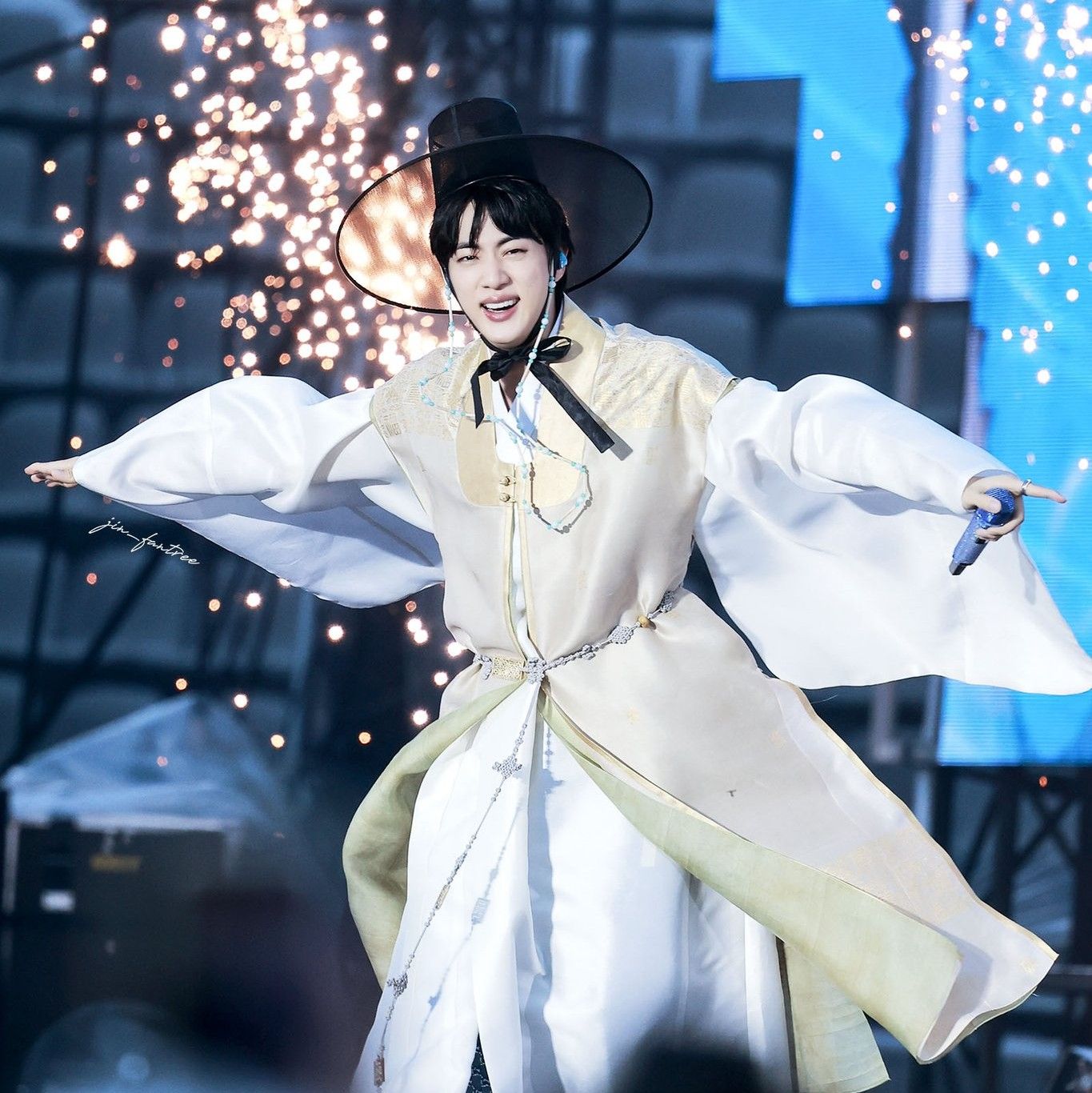 진 (방탄소년단)의 비하인드 컷