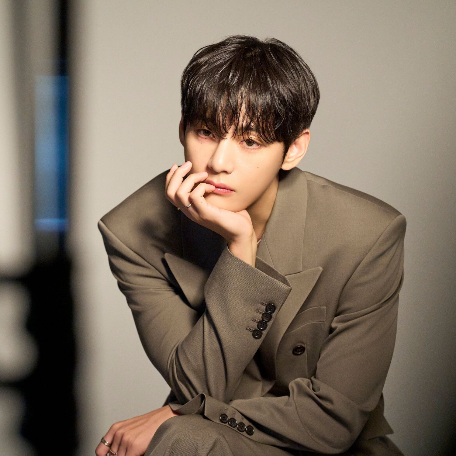 Behind-the-scenes cut of V (BTS)