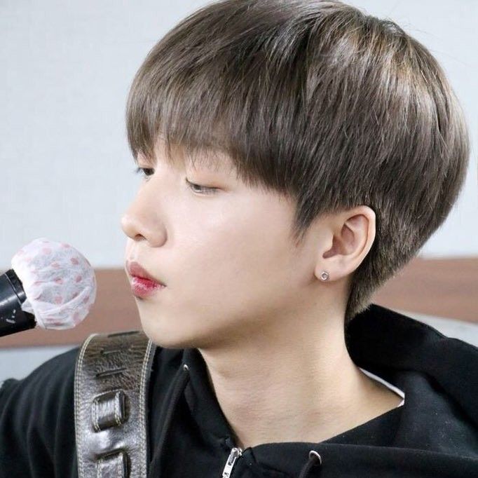 A moment captured by Jeong Sewoon's fan