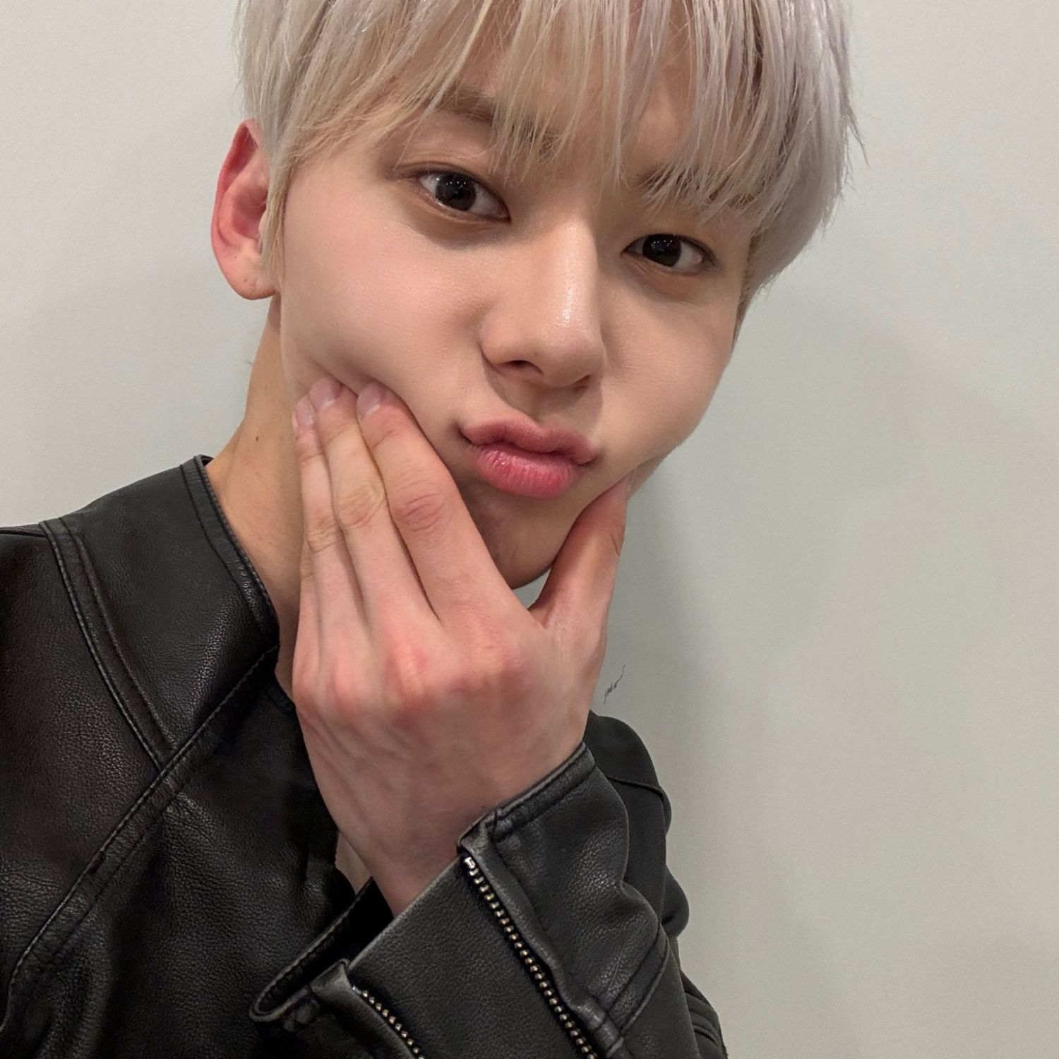 A moment captured by Hwang Minhyun's fan