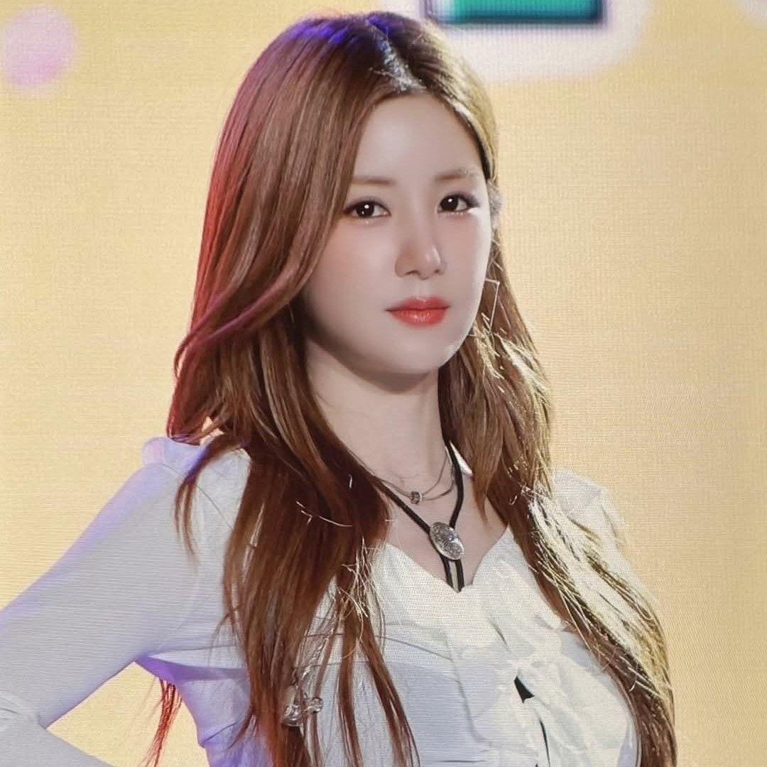 Behind-the-scenes cut of Park Chorong (Apink)