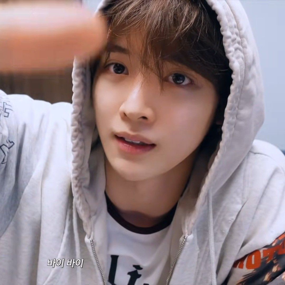 Recent activity shot of Sungchan (RIIZE)