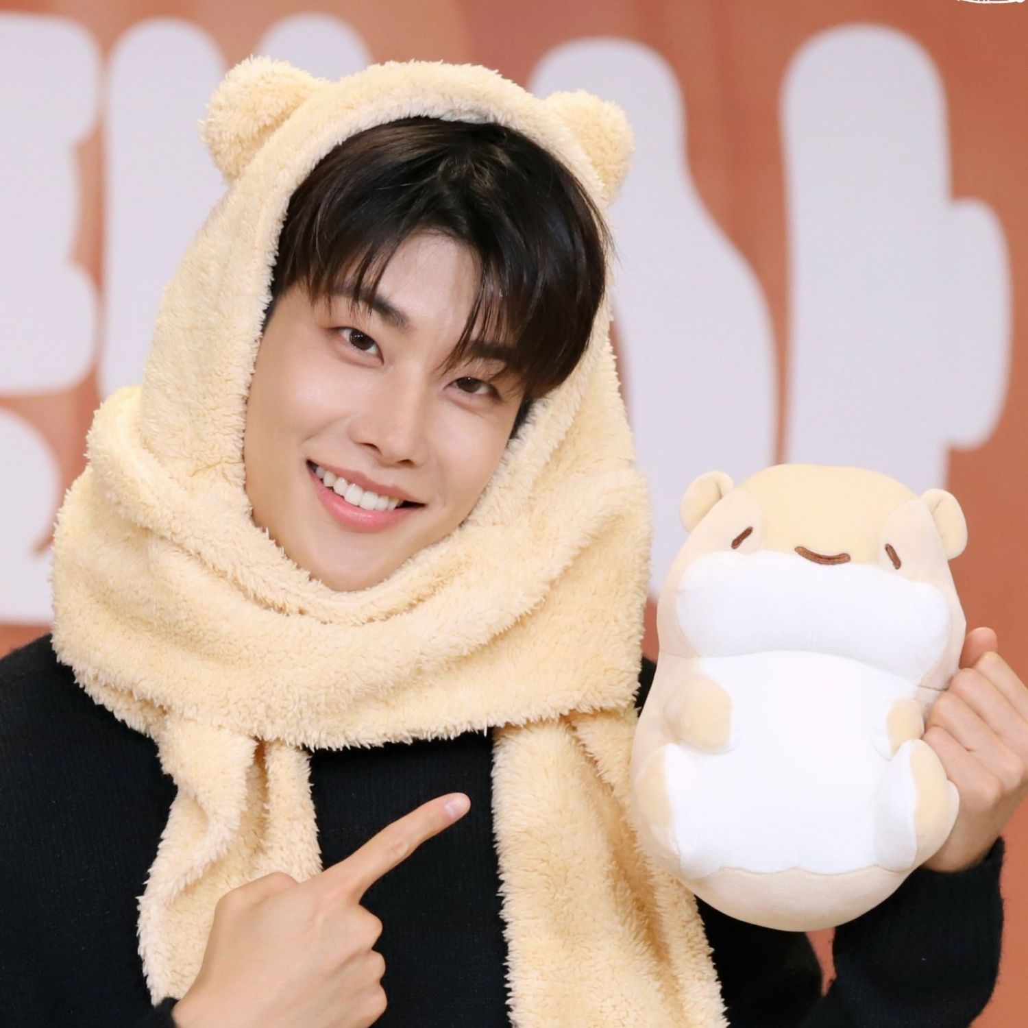 A moment captured by MJ (ASTRO)'s fan