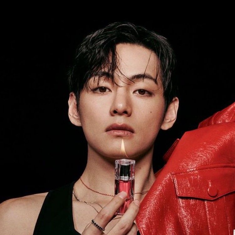 뷔 (방탄소년단)의 최신 사진