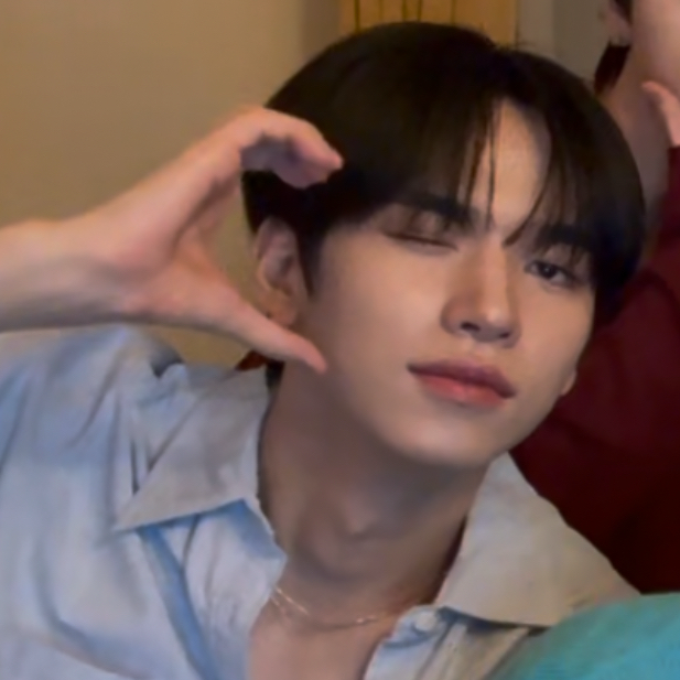 Behind-the-scenes cut of Hanjun (n.SSign)