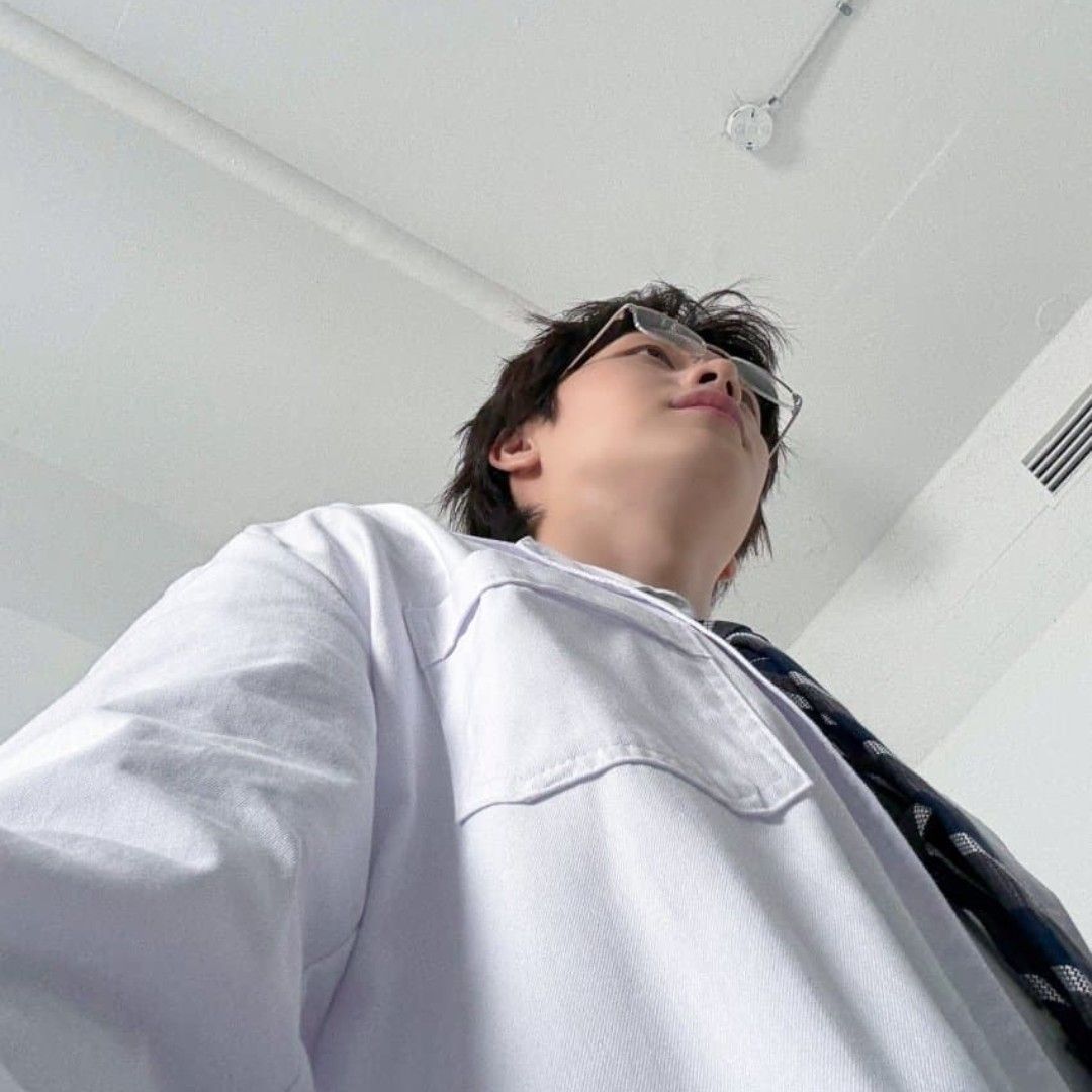 Behind-the-scenes cut of Yook Sungjae (BTOB)