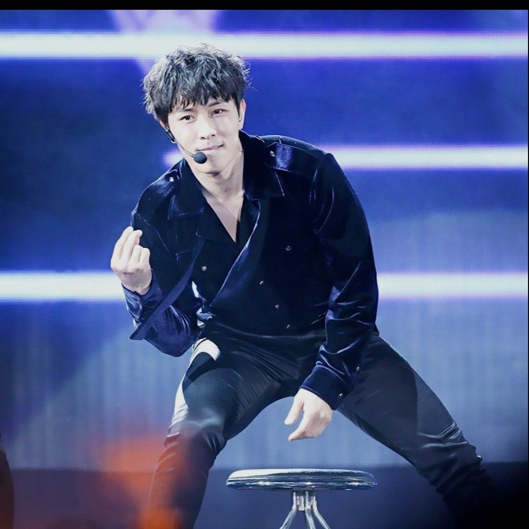 キム・ドンワン (神話)の舞台裏ショット