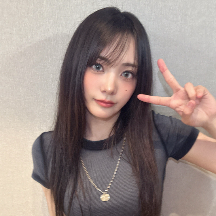 Recent activity shot of Siyeon (QWER)