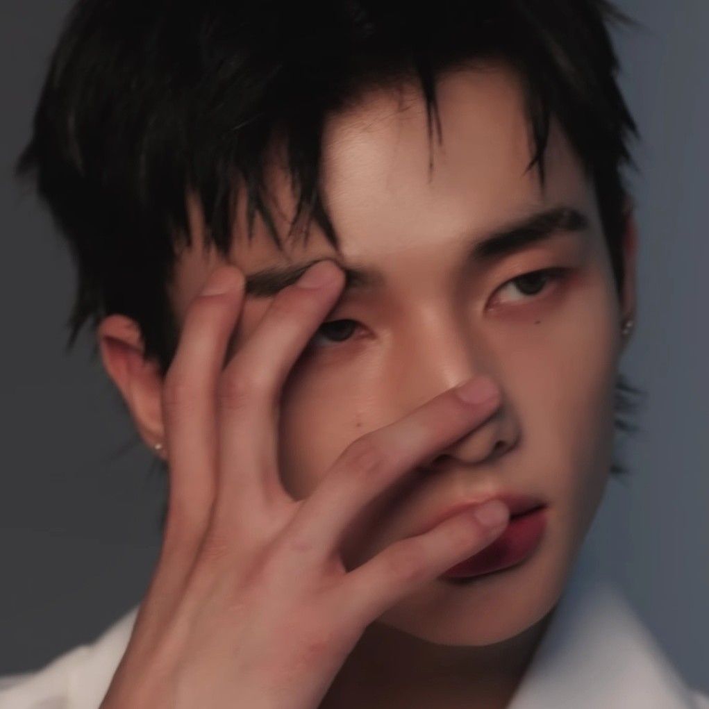 Latest photo of Hyunjin (Stray Kids)