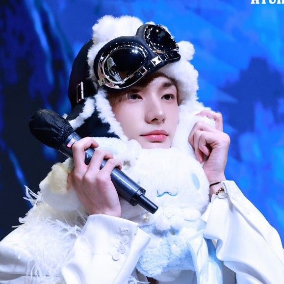 Behind-the-scenes cut of Hyunjin (Stray Kids)