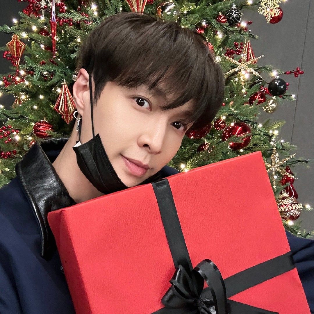 Behind-the-scenes cut of Lay (EXO)