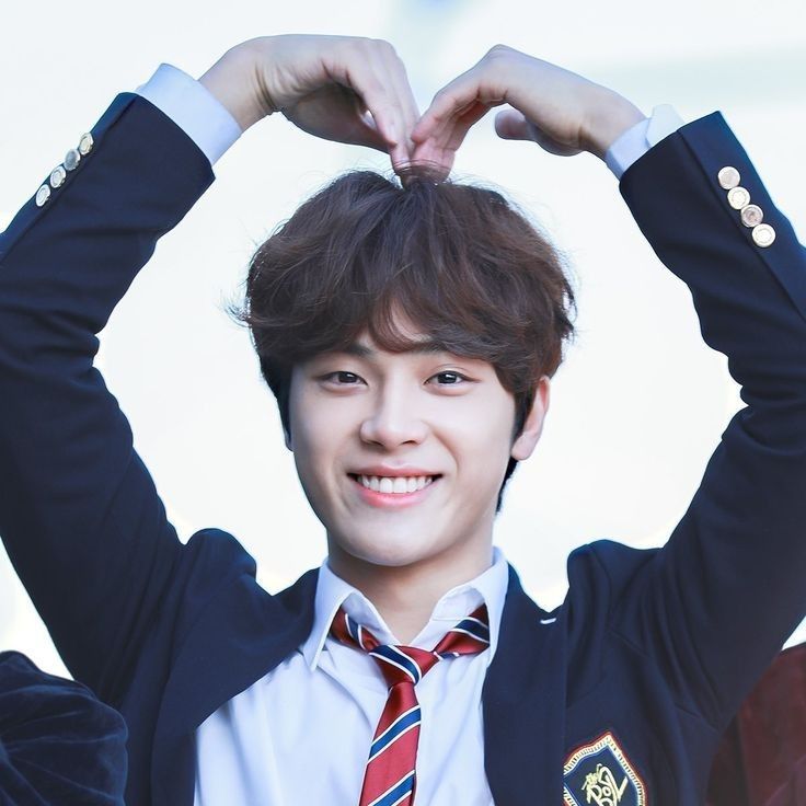 A moment captured by Ju Haknyeon's fan