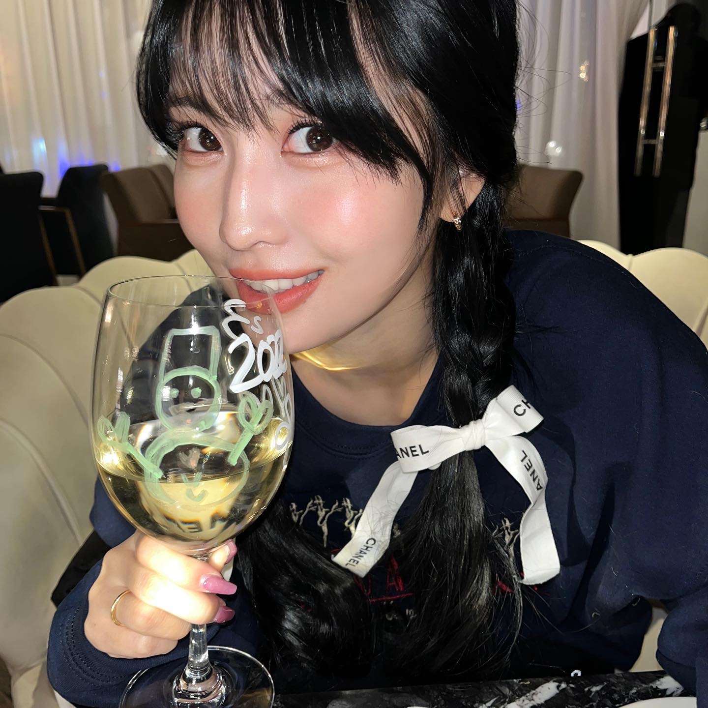 Foto aktivitas terbaru Momo (TWICE)