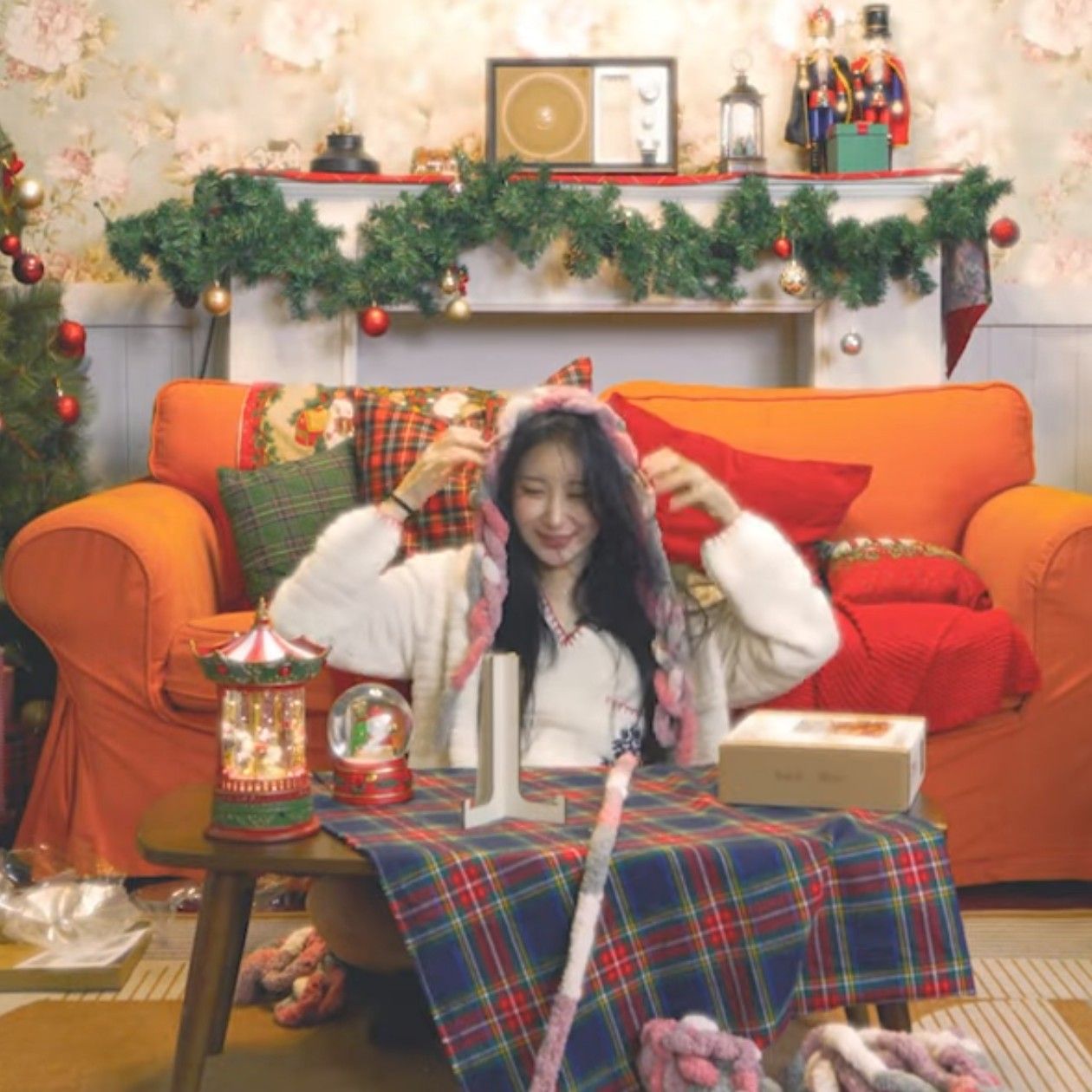 Behind-the-scenes cut of Lee Chaeyeon