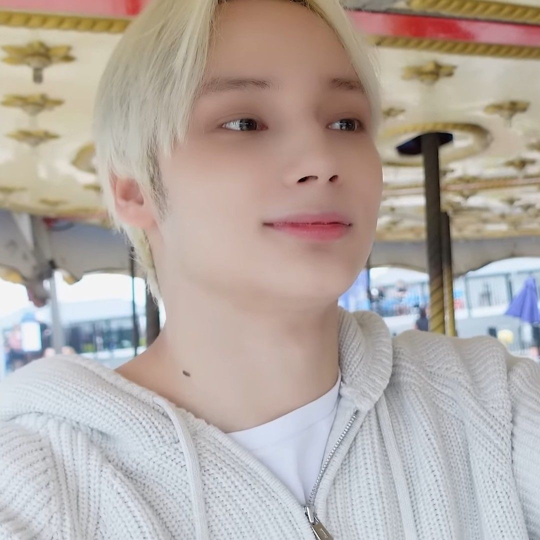 Foto terbaru HueningKai (TOMORROW X TOGETHER)