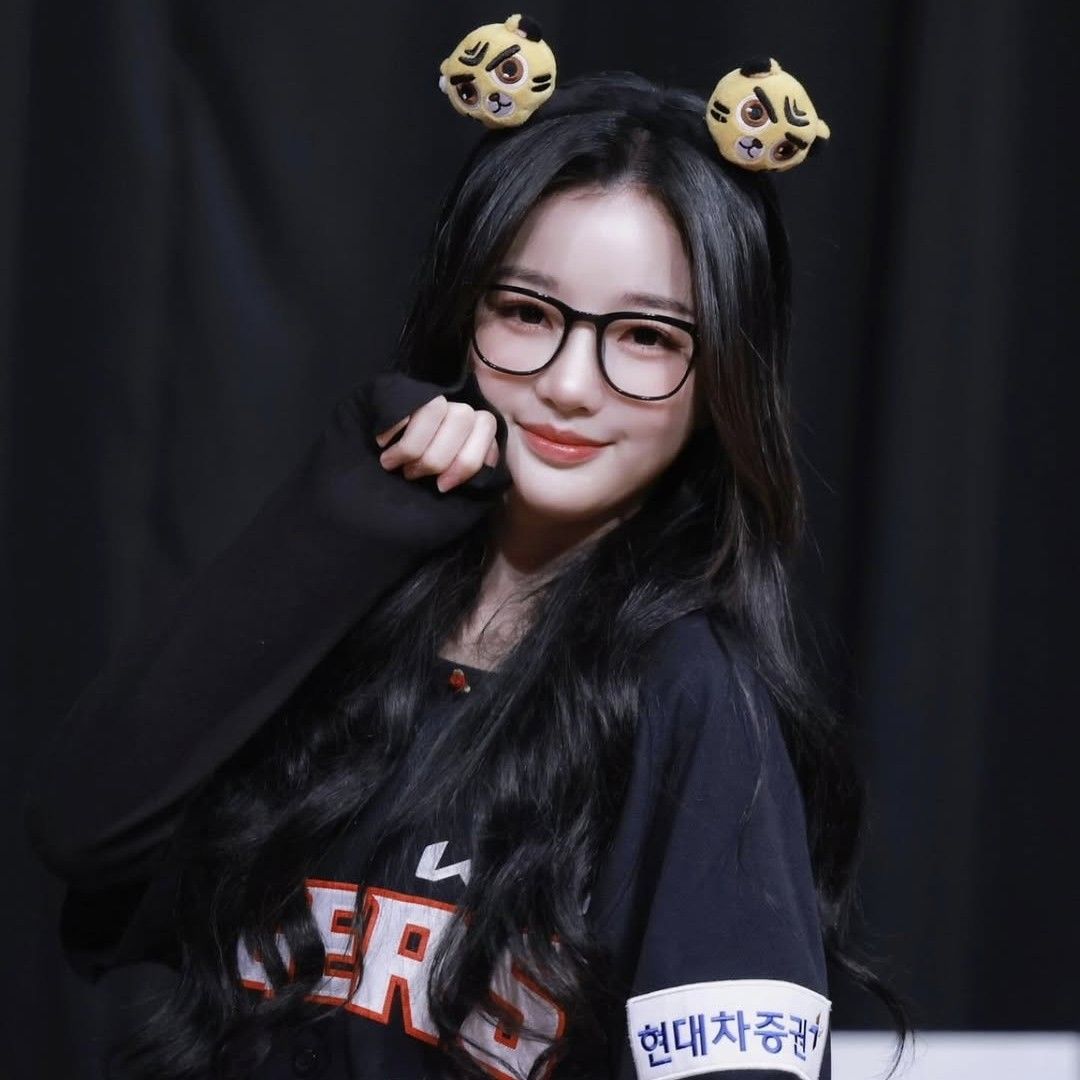 Latest photo of Kim Yooyeon (tripleS)
