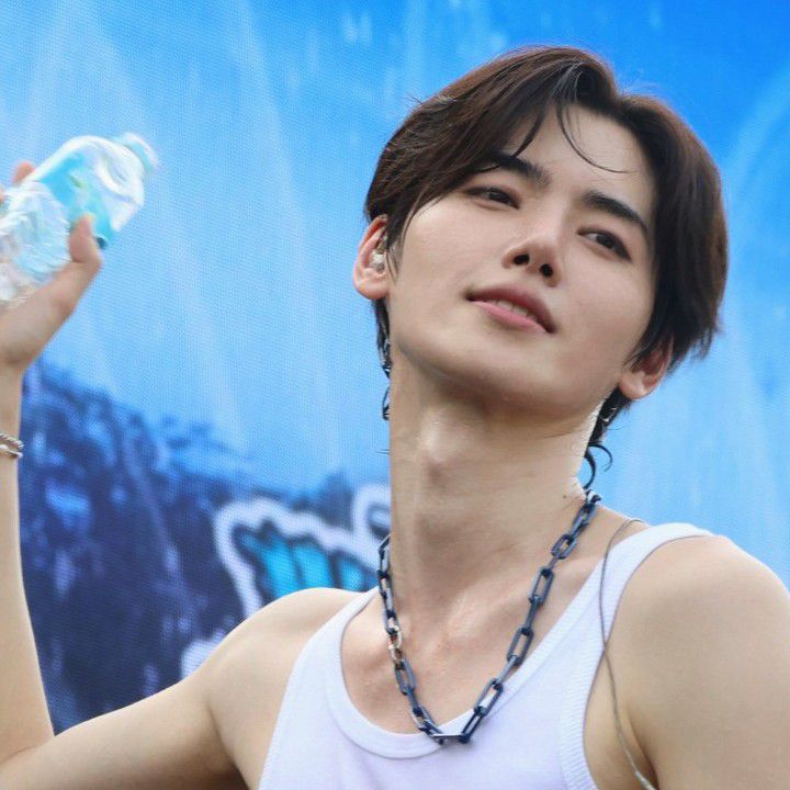 Latest photo of Minhee (CRAVITY)