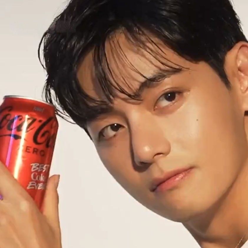 V (防弹少年团)的最新照片