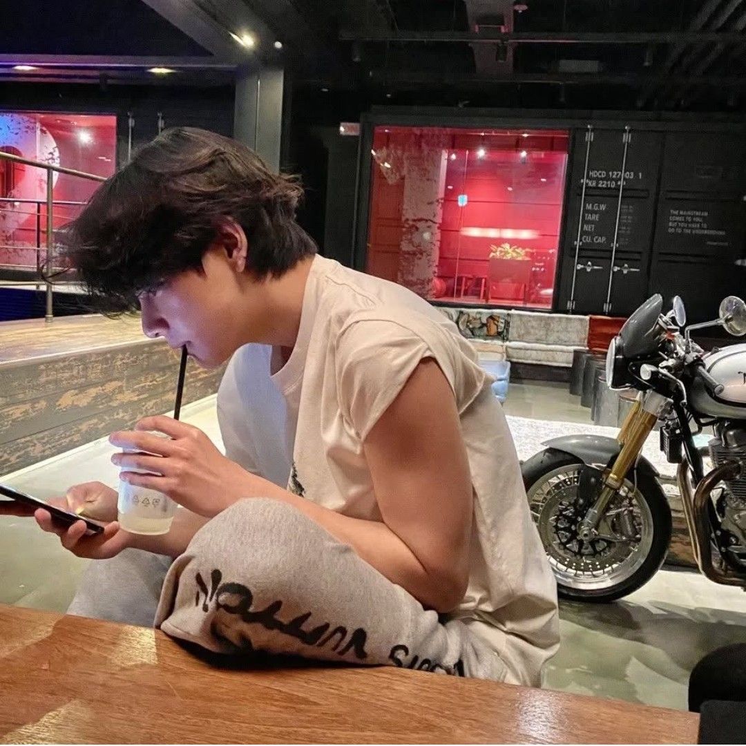Foto aktivitas terbaru V (BTS)