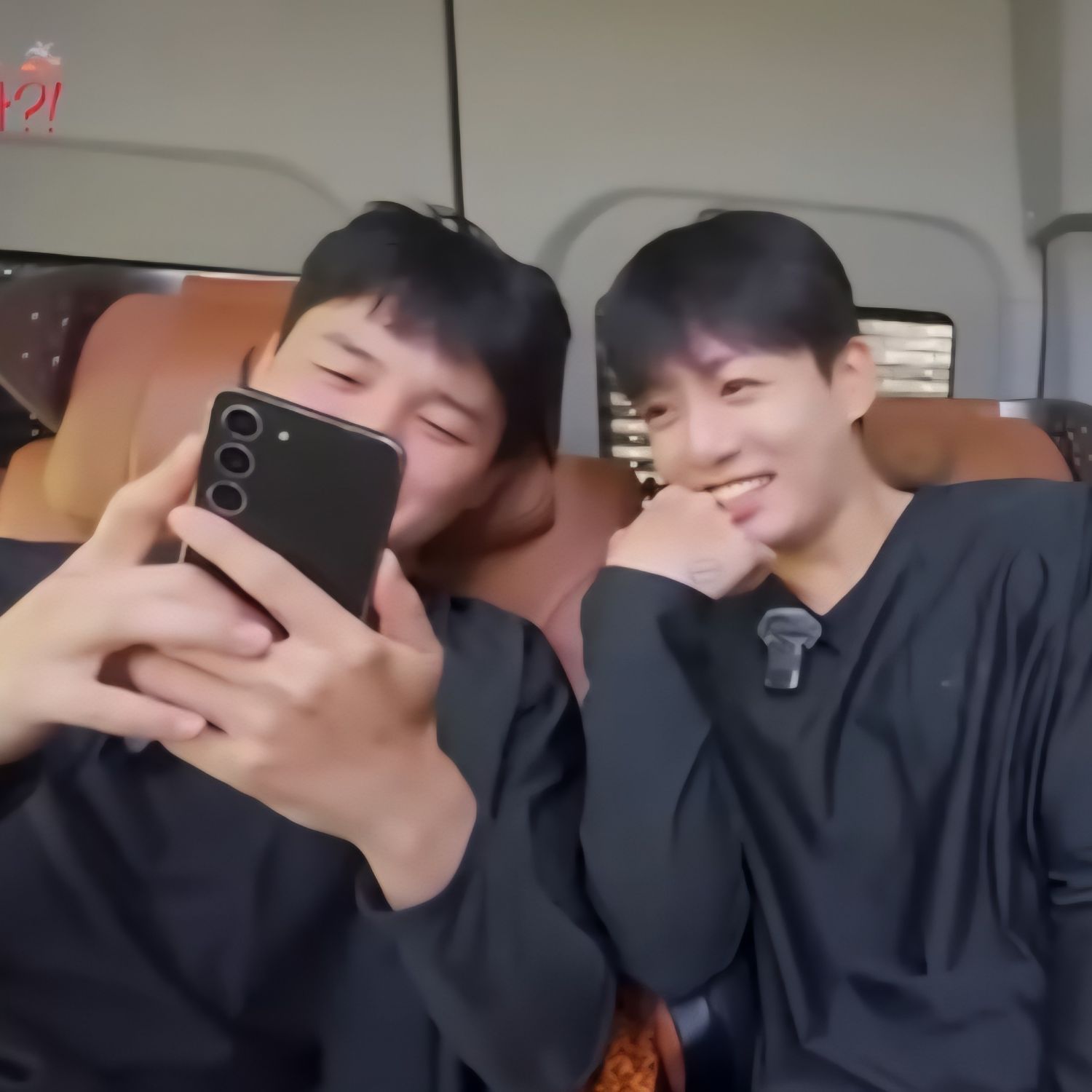 Foto aktivitas terbaru Jungkook (BTS)