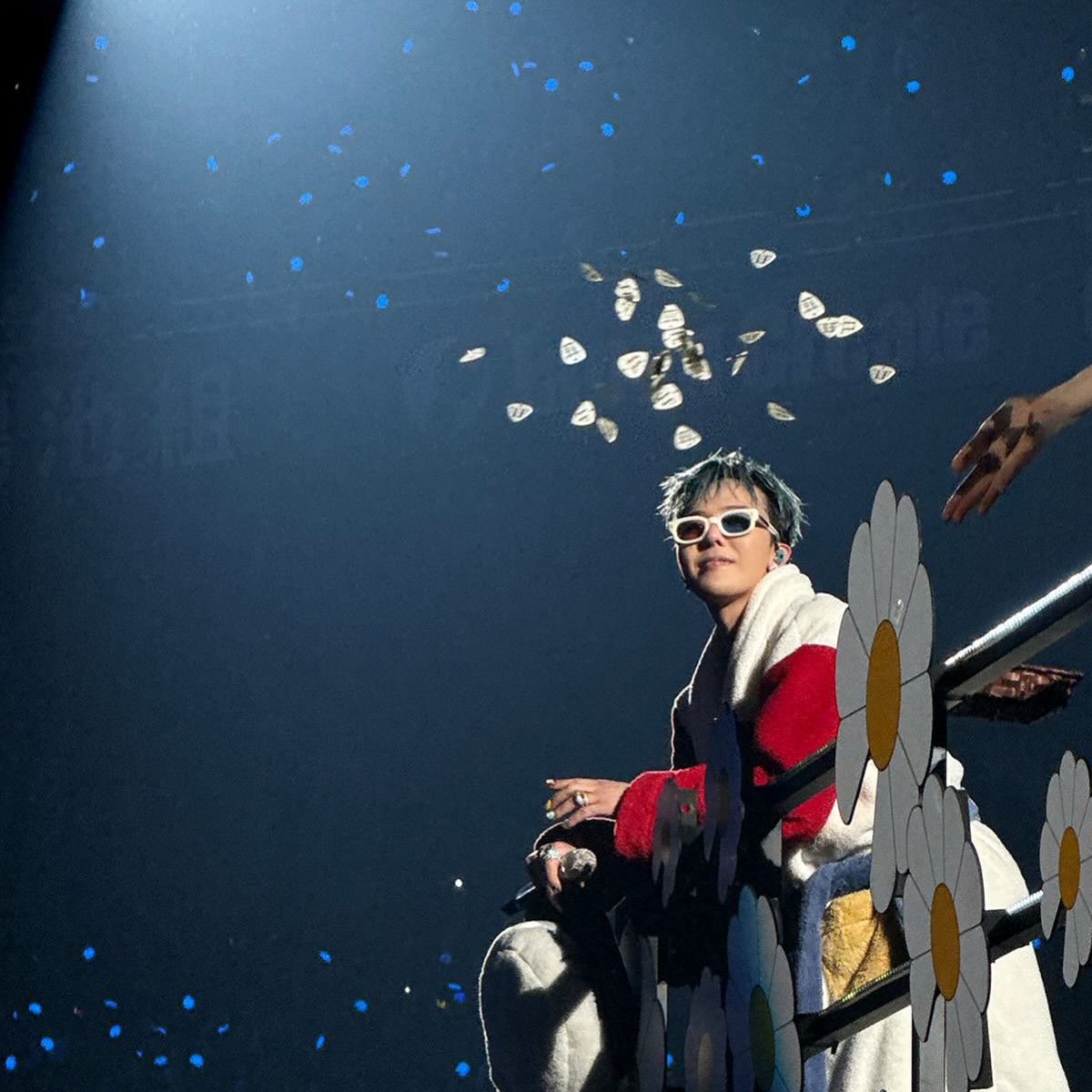 Foto aktivitas terbaru G-DRAGON (BIGBANG)