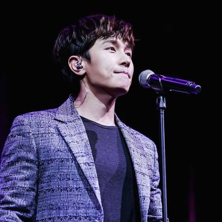 A moment captured by Kim Dongwan (SHINHWA)'s fan