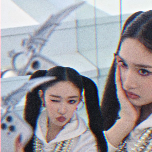 Signature photo of Leeseo (IVE) capturing their charm