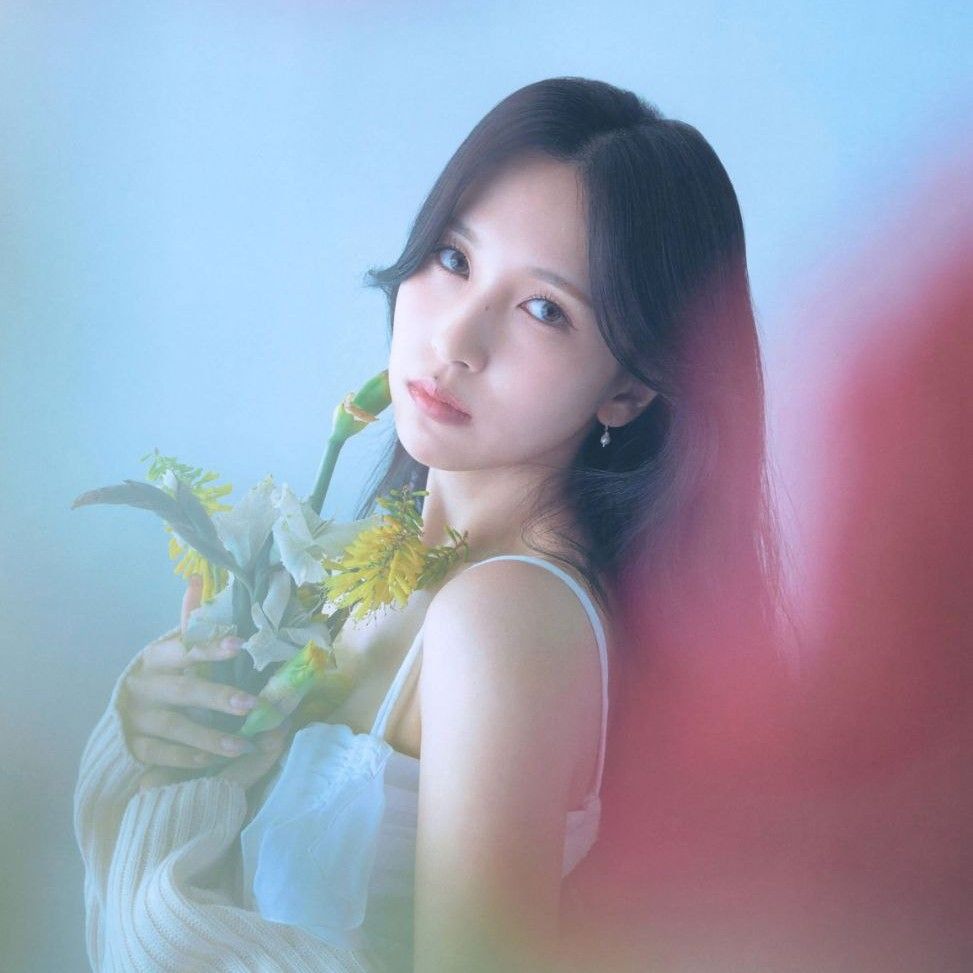 Behind-the-scenes cut of Mina (TWICE)