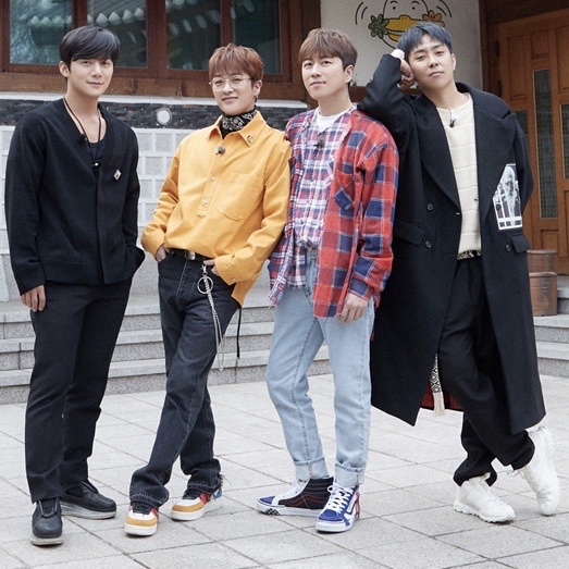 A moment captured by SECHSKIES's fan