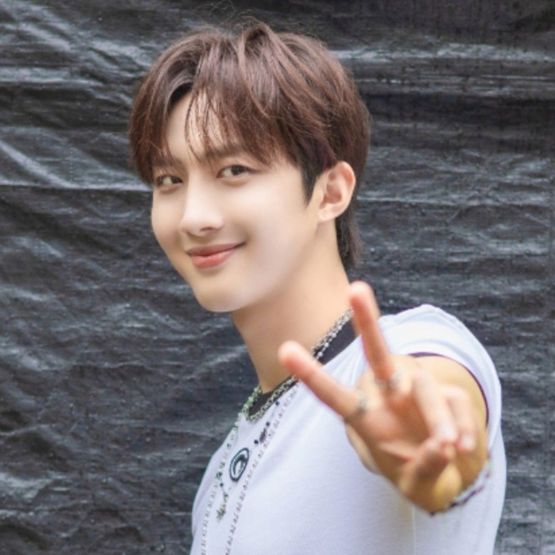 A moment captured by Hui (PENTAGON)'s fan