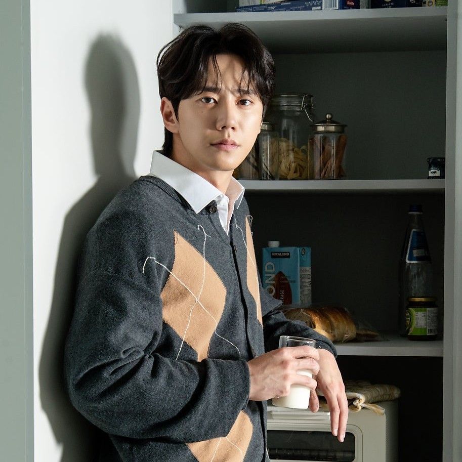 Behind-the-scenes cut of Lee Junyoung