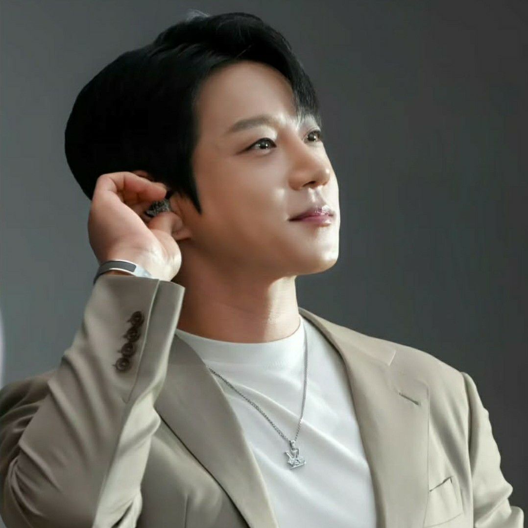 Recent activity shot of Hwang Chiyeol
