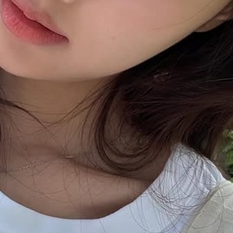 A moment captured by Kang Hyewon's fan