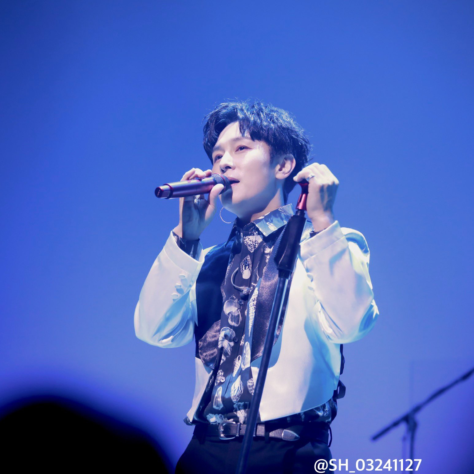 Behind-the-scenes cut of Kim Dongwan (SHINHWA)