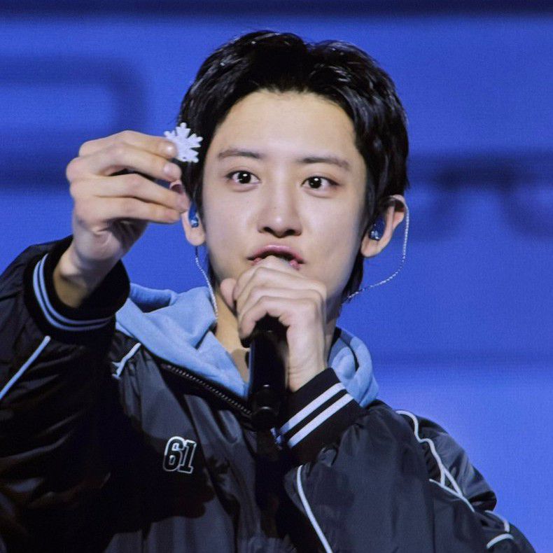 Recent activity shot of Chanyeol (EXO)