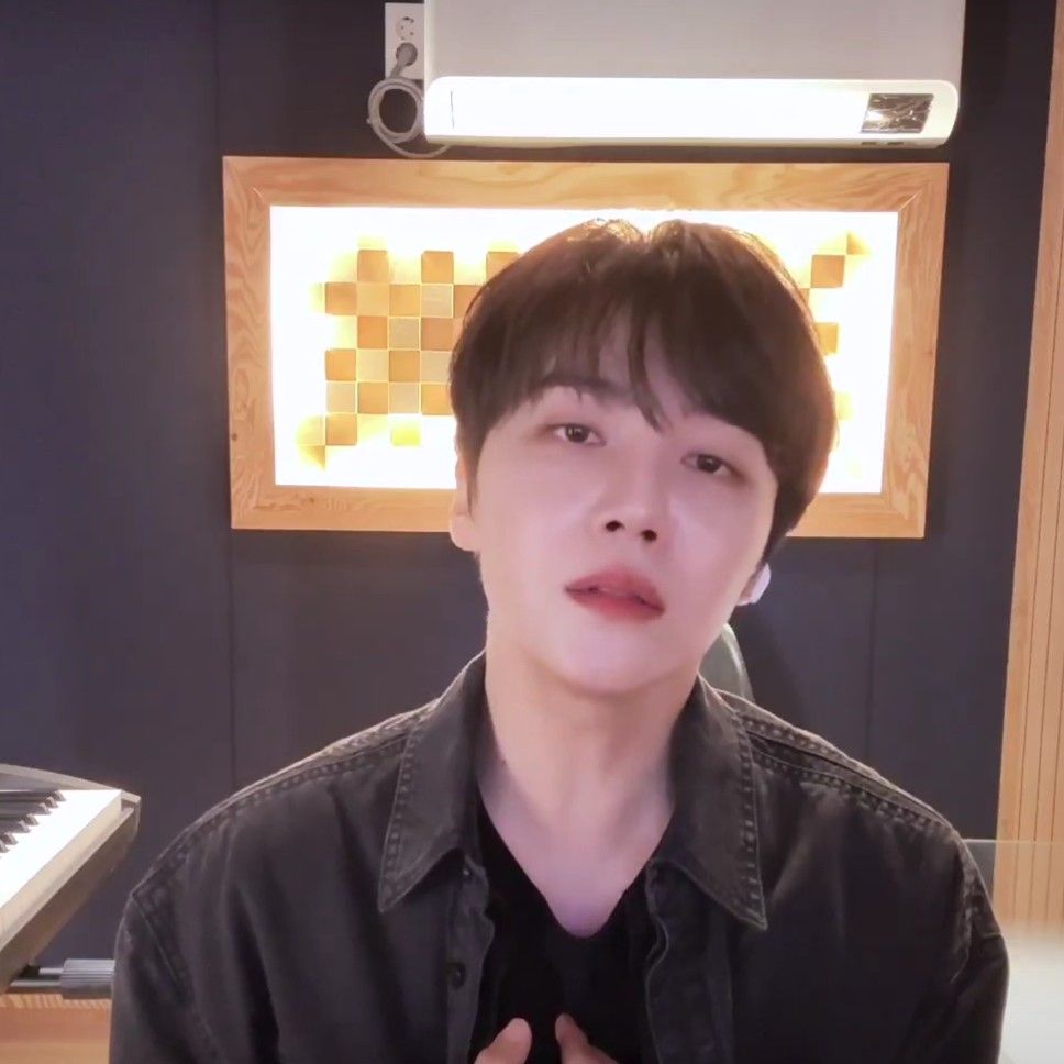 A moment captured by Jinho (PENTAGON)'s fan