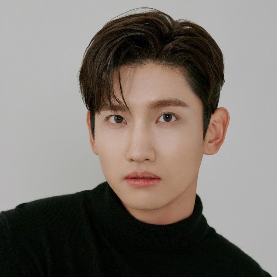 Behind-the-scenes cut of Max (TVXQ)