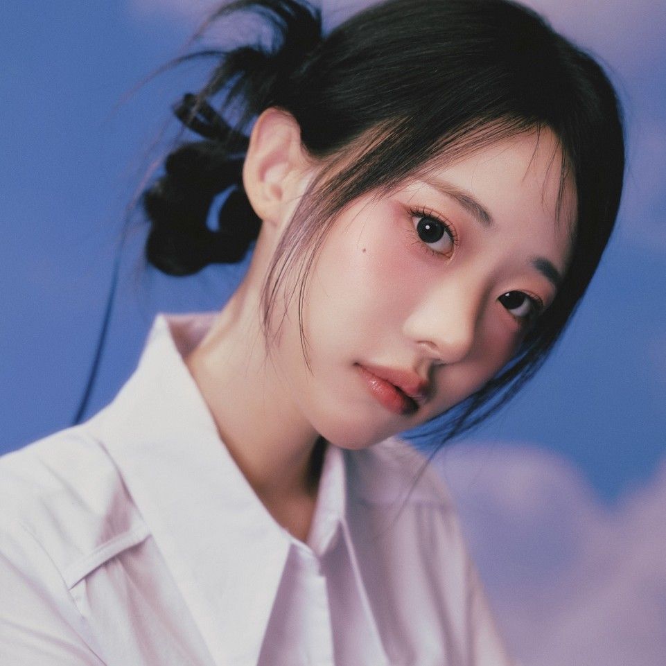 Behind-the-scenes cut of Hina (QWER)