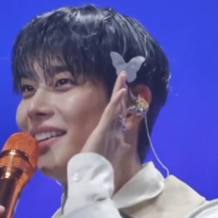 A moment captured by MJ (ASTRO)'s fan