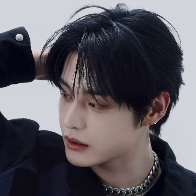 Behind-the-scenes cut of Kim Jiwoong (ZEROBASEONE)