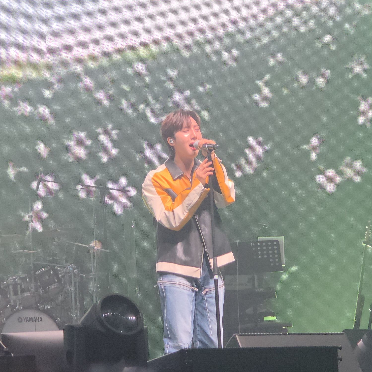 A moment captured by Hui (PENTAGON)'s fan