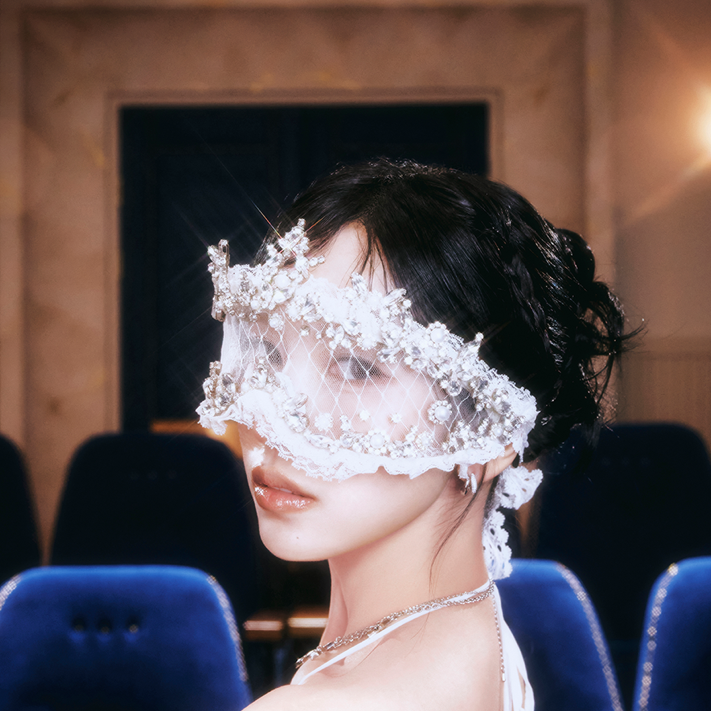 Behind-the-scenes cut of Mina (TWICE)