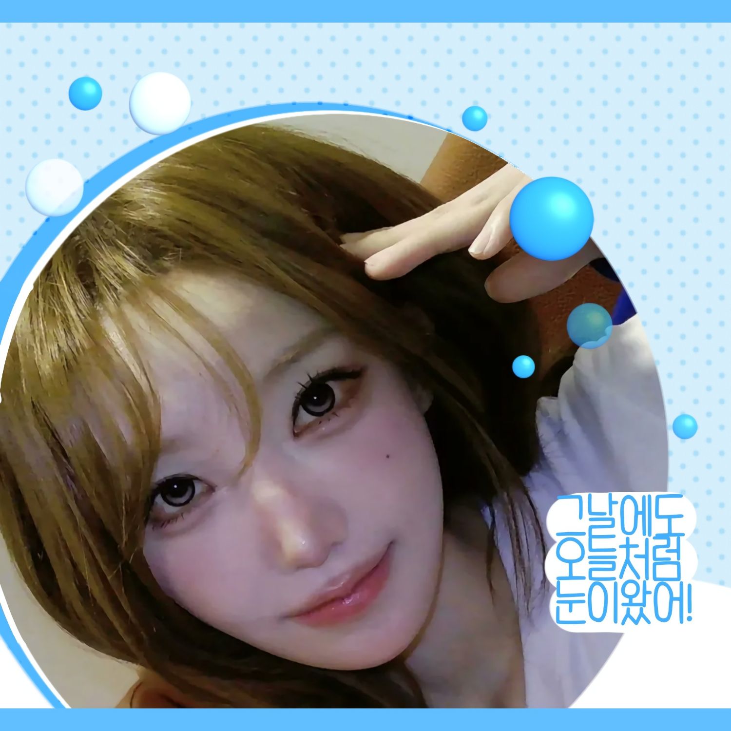 A moment captured by Magenta (QWER)'s fan