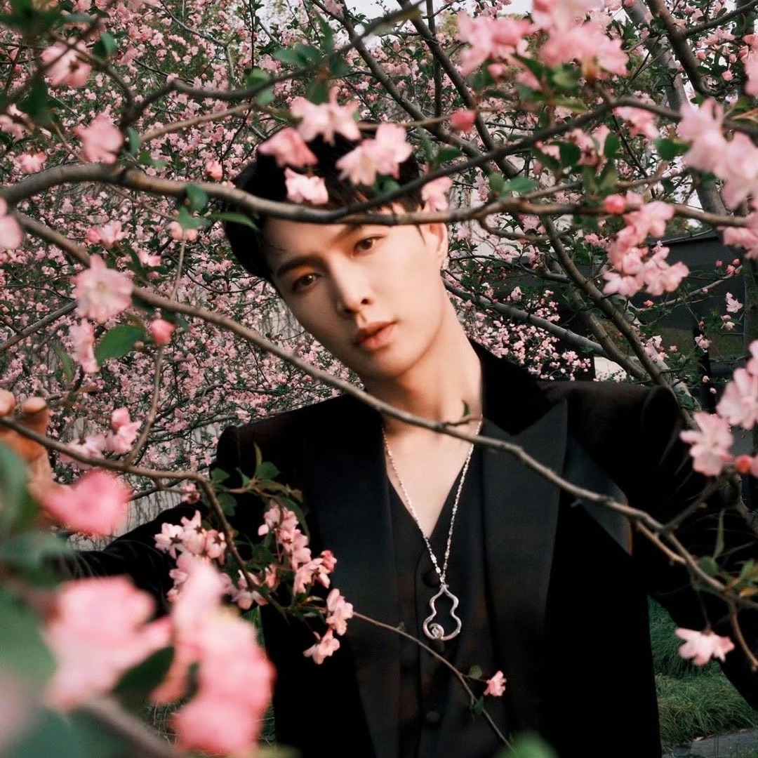 Behind-the-scenes cut of EXO