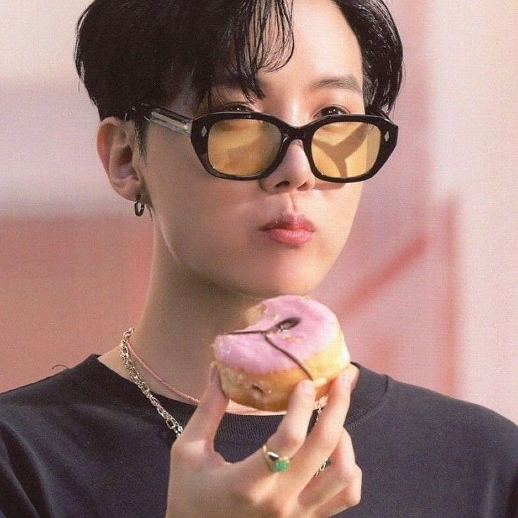 Foto terbaru j-hope (BTS)