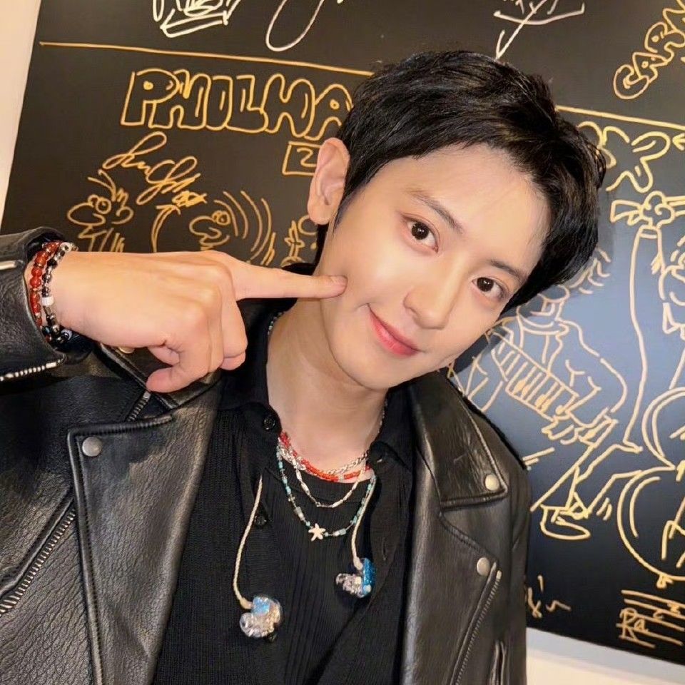 Foto aktivitas terbaru Chanyeol (EXO)