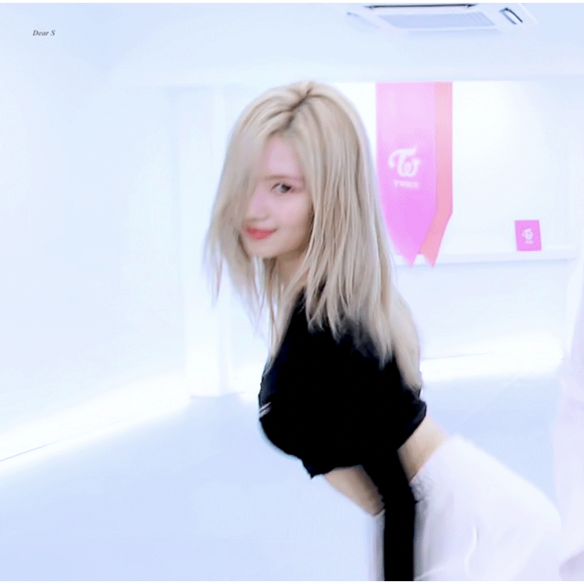 사나 (TWICE)의 최신 사진