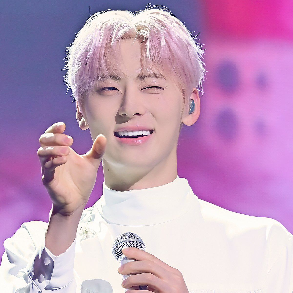 A moment captured by Hwang Minhyun's fan